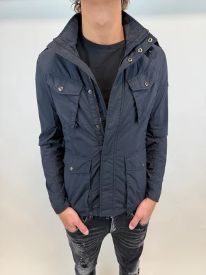 Woolrich Jacka  - Hej! Säljer nu denna väldigt snygga och eftertraktade Woolrich Fieldjacka!  Jackan är slutsåld överallt och går inte att få tag på… jackan är perfekt nu till vintern Storlek S Ny pris: 6000 kr Säljs för: 1499 kr