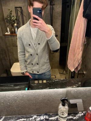 Ljusgrå Cardigan - Säljer en riktigt fet cardigan | Bra skick✅ Passar ca 175-185cm