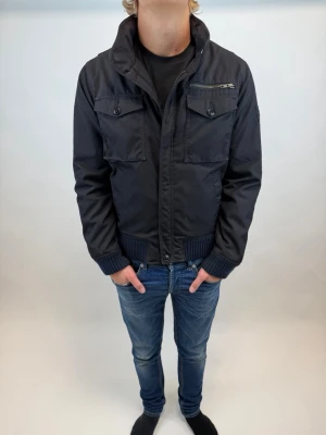 Woolrich Jacka  - Hej! Säljer nu denna väldigt snygga och eftertraktade Woolrich Fieldjacka!  Jackan är slutsåld överallt och går inte att få tag på… jackan är perfekt nu till vintern Storlek L  Ny pris: 6000 kr Säljs för: 1299 kr