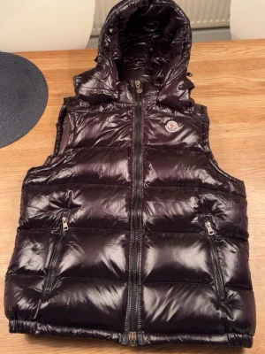 Moncler väst - Storlek 3 bra kvalitet du ser på dunets puffighet svart och nyskick inga tecken på användning lågt pris därav snabb affär hör av er iykyk