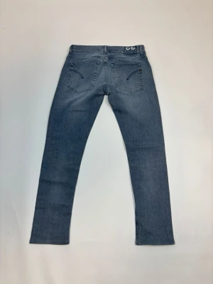 Dondup - Snygga blå jeans från Lee med klassisk femficksdesign och raka ben. Jeansen har en ljus tvätt och subtila slitningar framtill för en avslappnad look. Tillverkade i mjukt bomullsjeansmaterial som är skönt att bära hela dagen.