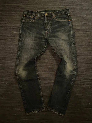 Levi's 502 jeans - Tja! Säljer nu dessa blåa Levis 502 jeans. Storleken på dessa är W33 L32 och skicket är ganska bra då det inte finns några defekter men dem är använda några gånger. Kom gärna med bud eller frågor! .