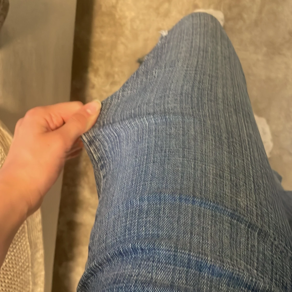 Blå bootcut jeans med slitna detaljer - 3