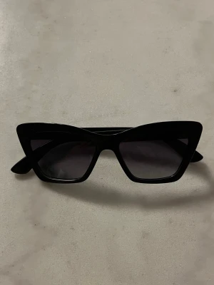 Svarta solglasögon, Pilgrim - Snygga svarta solglasögon från Pilgrim😍De har UVA/UVB skydd, är CE godkända och har UV400 skyddade linser. De är minimalt använda så inga tecken på användning🤩Går jättebra att använda "Köp nu"! Vi skickar inom 1-2 dagar💕 Bara att skriva vid funderingar🤗