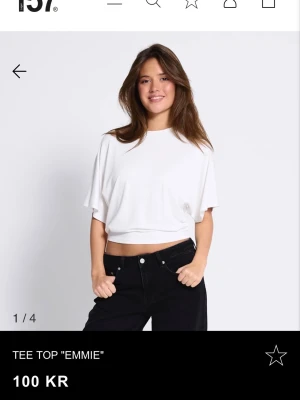 Vit croppad t-shirt Emmie - Vit croppad t-shirt från 157 med avslappnad passform och korta ärmar. Enkel och stilren design som passar perfekt till jeans eller shorts. Tillverkad i mjuk bomull för en bekväm känsla hela dagen. SÄLJER DEN FAST I DEN BRUNA FÖRGEN!