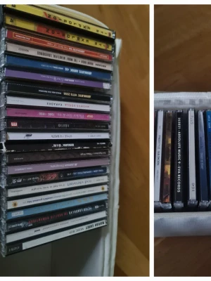 Samling CD-skivor i fodral - Säljer en samling CD-skivor i ett vitt fodral. Blandade album och samlingsskivor, bland annat Absolute Music och olika artister. Perfekt för dig som gillar musik på CD och vill ha ett varierat utbud. Fodralet är i tyg och håller skivorna organiserade.