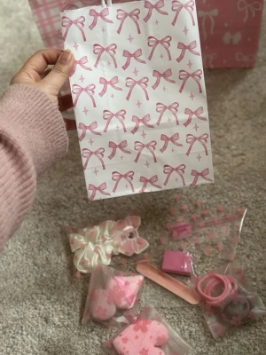 Rosa Gift set Sött håraccessoar-kit  - Ett gulligt kit med håraccessoarer i rosa och vitt. Innehåller scrunchies i satin med hjärtmönster, mjuka hårsnoddar, hårklämmor och en liten nagelfil. Perfekt sopastelliga detaljer och söta former som hjärtan och rosetter. Allt levereras i matchande förpackningar med rosett- och blommönster.perfect gift for birthdays and valentines day