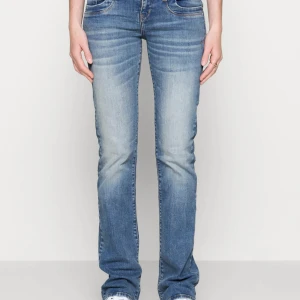 LTB blå bootcut jeans - Säljer ett par LTB jeans i blå tvätt med bootcut passform. Low waist!😊