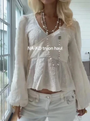 Beige omlottblus från NA-KD - Använd en gång. Storlek S (eu34-36) 