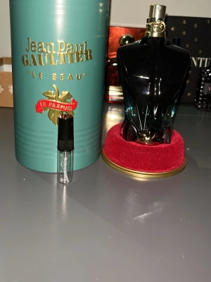 Jean Paul Gaultier Le Beau Le Parfum sample - Säljer en sample av Jean Paul Gaultier Le Beau Le Parfum. Perfekt för dig som vill testa doften fast inte köpa hela flaskan. Pris:1ml för 20 kr