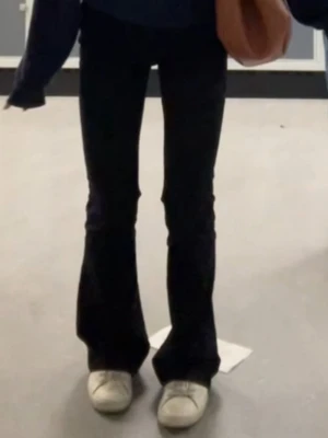 Utsvängda jeans - Svarta bootcut jeans från Lindex. Storlek 158, bra skick. (Prickarna som kan synas på bilderna är damm, och är borttaget nu i efterhand!)