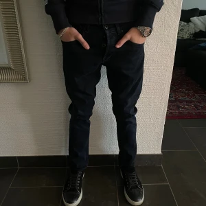 Dondup jeans George  - Dondup Jeans George! Trendigaste jeansen på marknaden. Skick = 9,5/10 Ny pris = 4000 kr Säljs för = 999 kr