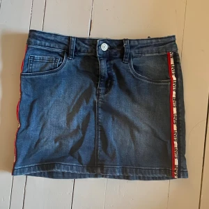 Denim miniskirt - Söt oanvänd kjol från levis! Storlek 12 i barn, vilket motsvarar en xs! Skriv om du har frågor eller vill ha fler bilder💙pris går att diskutera