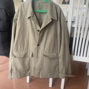 Grön overshirt från Massimo dutti - Grön overshirt jacka från massimo dutti. Storlek M. Köpt för 1299. Perfekt skick