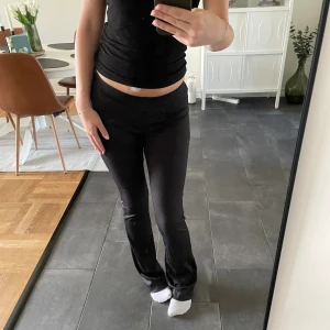 Yoga/tränings byxor - Ribbade yogabyxor med utsvänga ben, lite tränings material i väldigt bra skick. Jag på bilderna är 169cm lång. 💕