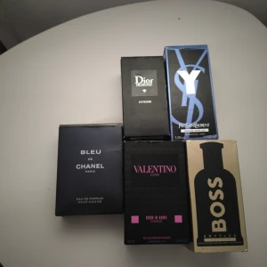 Fem populära herrparfymer 650 kr st - Samling med fem trendiga herrparfymer: BOSS Bottled, Bleu de Chanel, Valentino Uomo Born in Roma, Yves Saint Laurent Y och Dior Homme Intense. Perfekt för dig som vill ha flera ikoniska dofter i din samling. Flera av flaskorna är 100 ml. Det finns en möjlighet att beställa testers av alla parfymer, kontakta oss i såna fall 