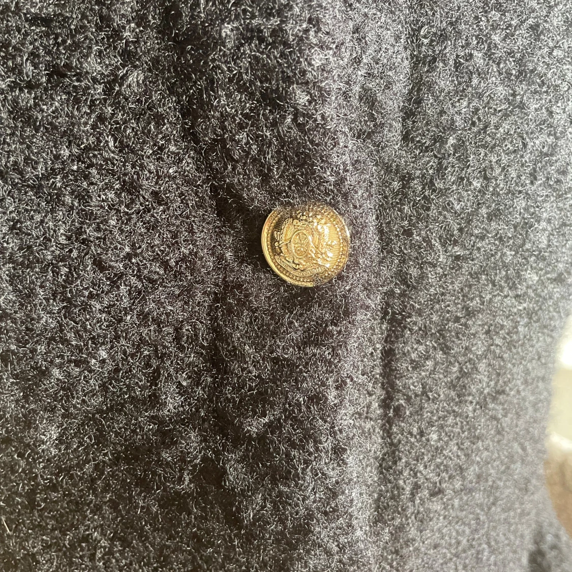 Svart kofta från H&M med guldknappar - 3