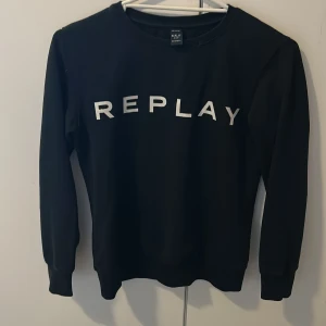 Svart sweatshirt från Replay med glittriga bokstäver! Tror nog att storleken är XS/S men funkar även till barn! - Svart sweatshirt från Replay med vit logga framtill. Klassisk rund halsringning, stilren design som passar perfekt till jeans.