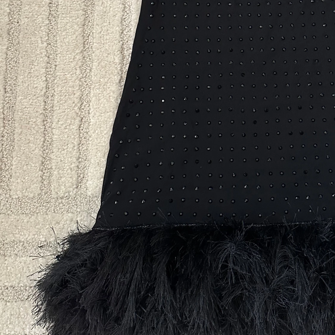 Svart kort klänning med fjädrar - 1