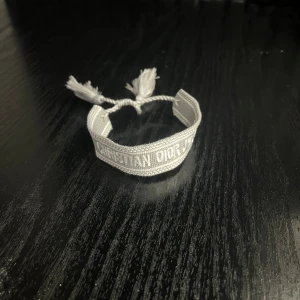 Armband - Sprillans nytt armband! Go och hållbar investering! Vid minsta fundering kontakta oss✔️