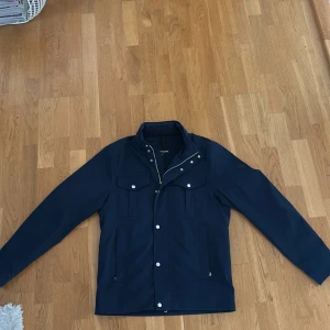 J.Lindberg jacka mörkblå - J.Lindberg jacka nypris 3400kr. Använd fåtal gånger, väldigt bra skick. Mycket bra kvalité på J.Lindberg. Storlek M