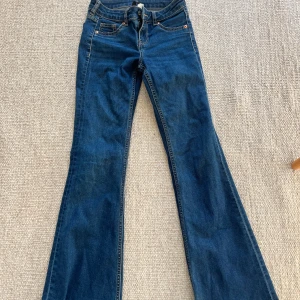 Blå bootcut jeans med låg/medel midja - Mörkblå jeans som är low/mid waist.
