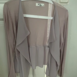 Tunn kofta  - Säljer denna tunna kofta i storlek XS. Säljs för 50kr. Vet inte vart den är ifrån men den är aldrig använd. Vid intresse är det bara att höra av sig❤️