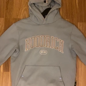 Hoodrich Hoodie  - Tjenare 👋Säljer en baby blå hoodie från Hoodrich köpt från JD Sports, storlek (XS) men passar S! Tröjan har stor HOODRICH-logga framtill, tryck på ryggen och huva. Klassisk känguruficka och mjukt material, perfekt för chill dagar. Tveka inte på att skriva för fler frågor 👍