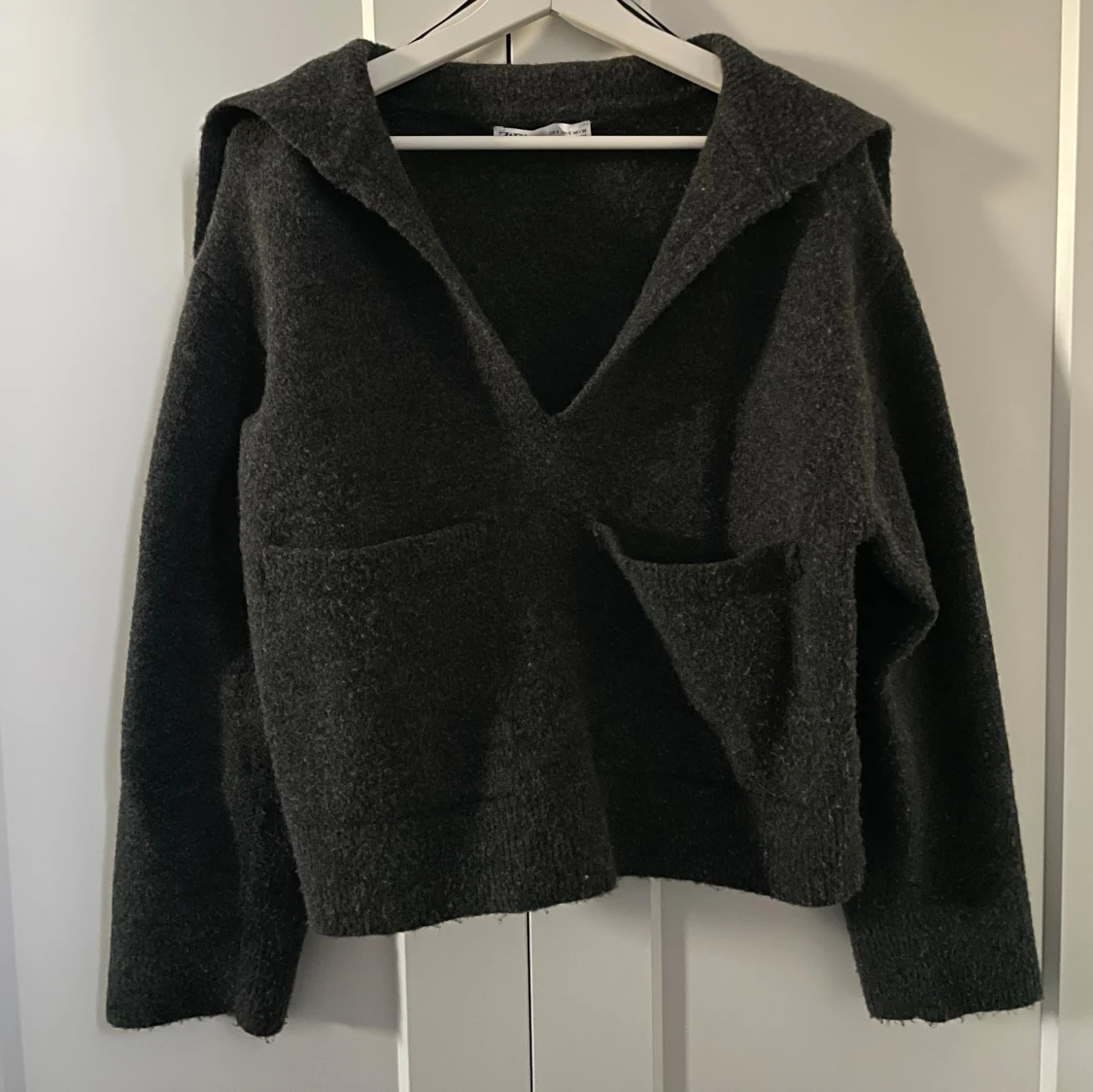 Mörkgrå stickad tröja med v-ringning