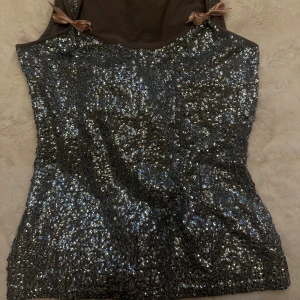 Glittrig topp - Jättegulligt linne me turkosa paljetter 🐚🐬🌊 Har själv satt dit rosetterna Storlek 36/38q