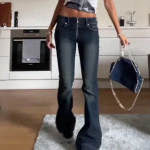 Mörkblå bootcut jeans med dragkedja från weekday - Snygga mörkblå jeans med bootcut passform och markerad dragkedja framtill, från weekday och enbart lite slitningar längst ner där bak