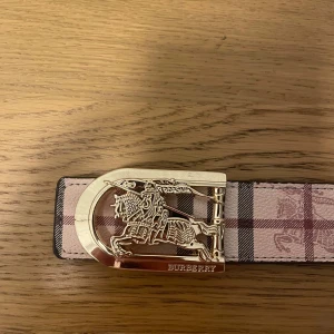 Burberry rutigt bälte med guldspänne - Helt nytt bälte som jag fick som present. Men jag har för många bälter just nu så jag ska sälja den. Storlek 110cm. 