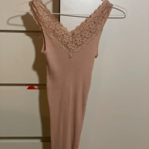 Spetslinne - Supersöt beige linnetopp med bred v-ringning. Den är superstretching så den passar alla. Superskön och snygg att ha nu till hösten🫰🏽