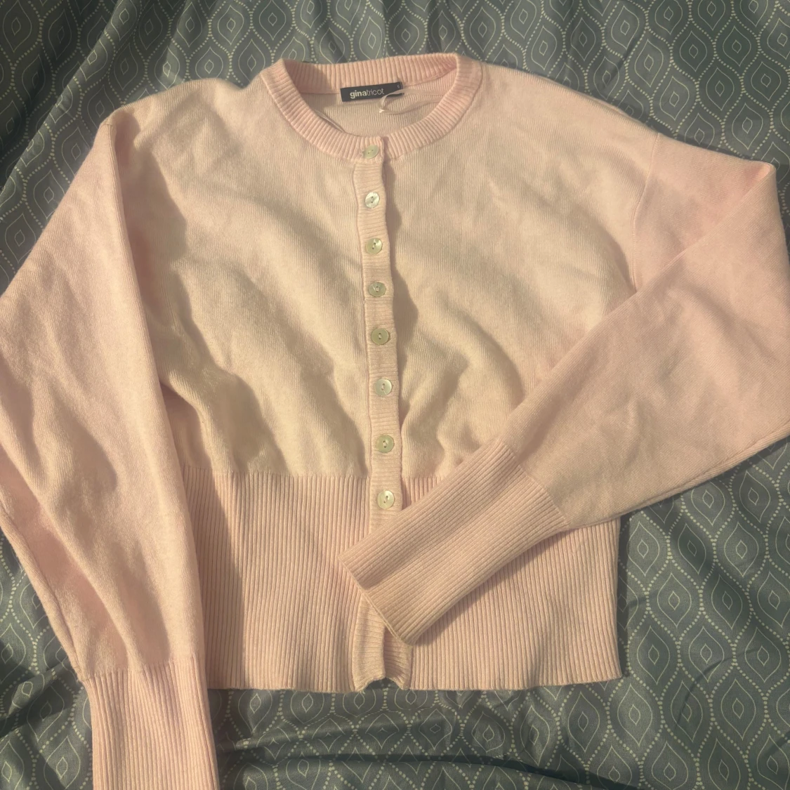 Ljusrosa kofta från Gina Tricot