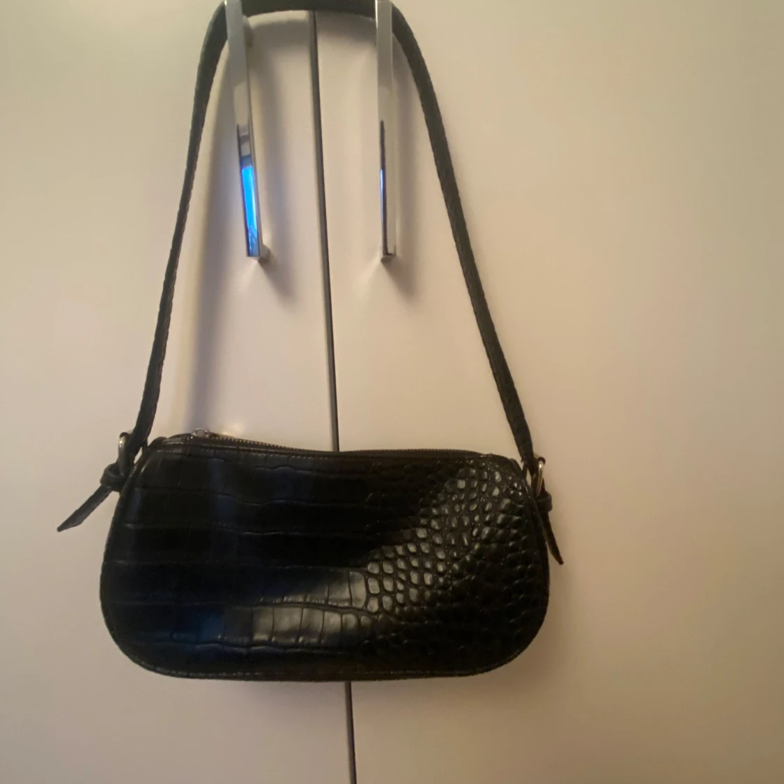 Svart axelväska i croco-imitation