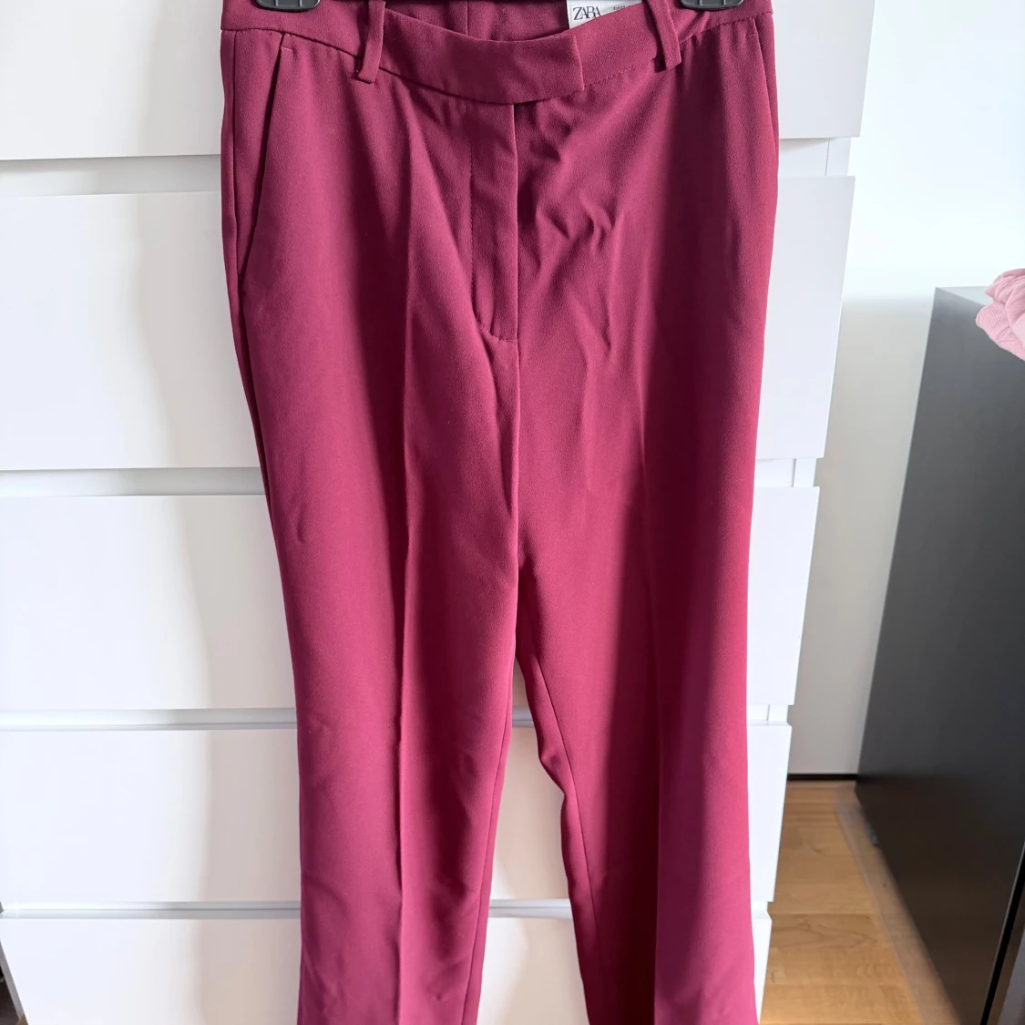 Vinröda kostymbyxor från Zara XS