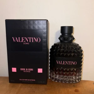 Valentino Uomo Born In Roma Intense - Knappt använd Valentino Uomo Born In Roma Intense – en parfym med attityd och stilren design. Volym: 100 ml. Tillverkad i Frankrike. Perfekt för dig som vill sticka ut och visa din unika personlighet.