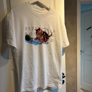 Vit Maison Margiela t-shirt  - Tjena! Säljer nu denna margiela T-shirten som aldrig är använd pga förstor, (Storlek M). Tröjan är i nyskick och priset kan alltid diskuteras. Hör av er vid ytterligare frågor eller funderingar!