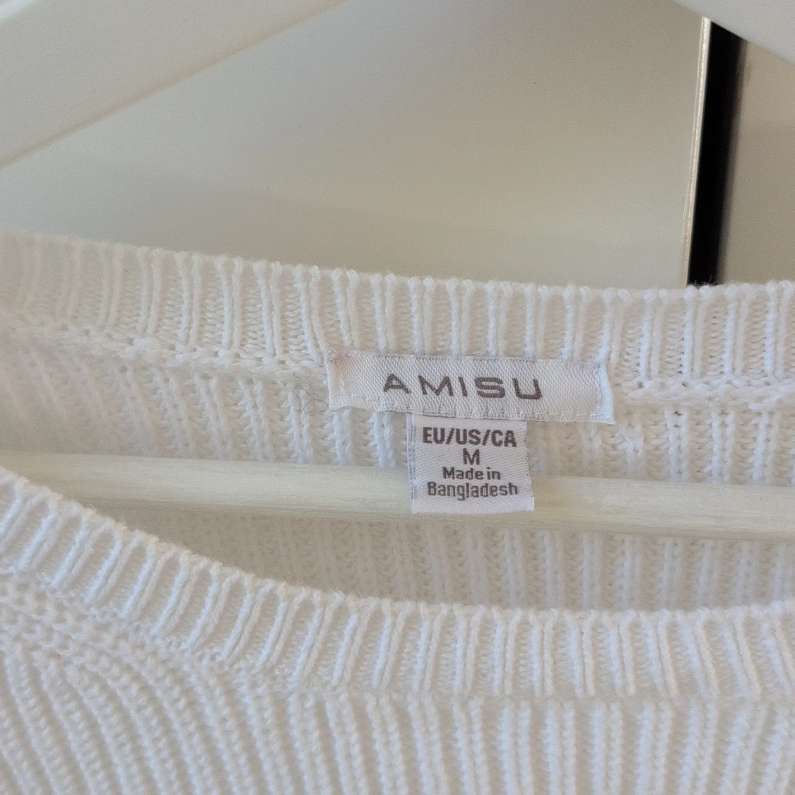 Vit stickad tröja med snörning från Amisu - 2