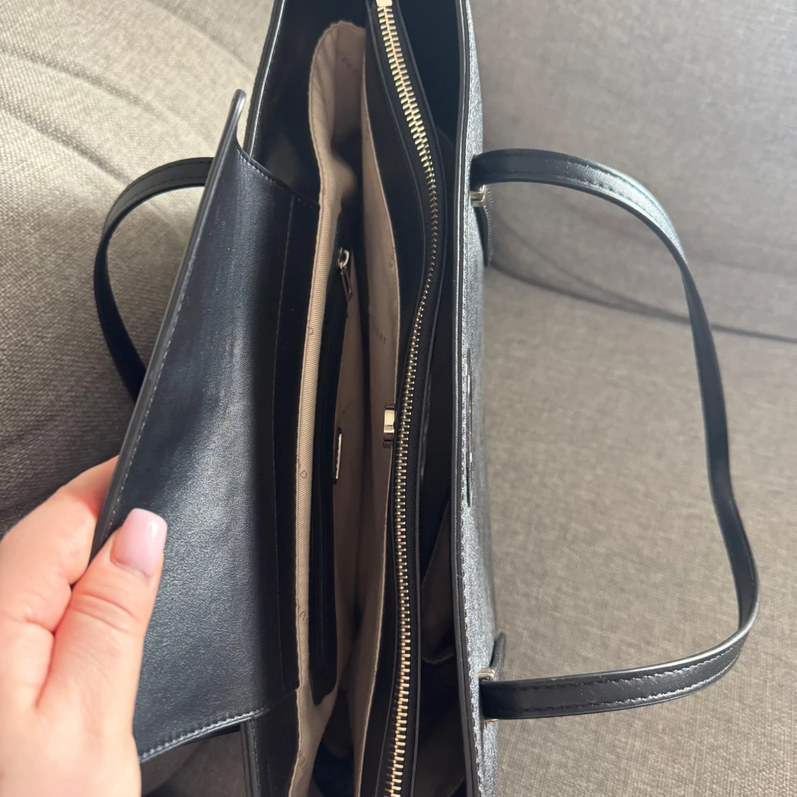 Svart axelväska från Guess med monogram - 1