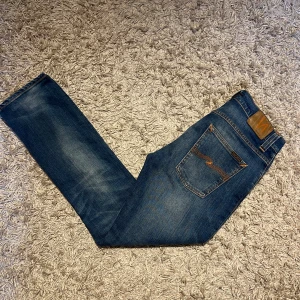 Nudie jeans grim trim straight slim fit herr 32 - Nudie jeans modell grim trim storlek 32/32. Skön  wash och sitter straight slim fit. Mycket bra skick utan defekter. Nypris runt 1599kr. Postas antigen samma dag som köp eller dagen därpå🙌💯