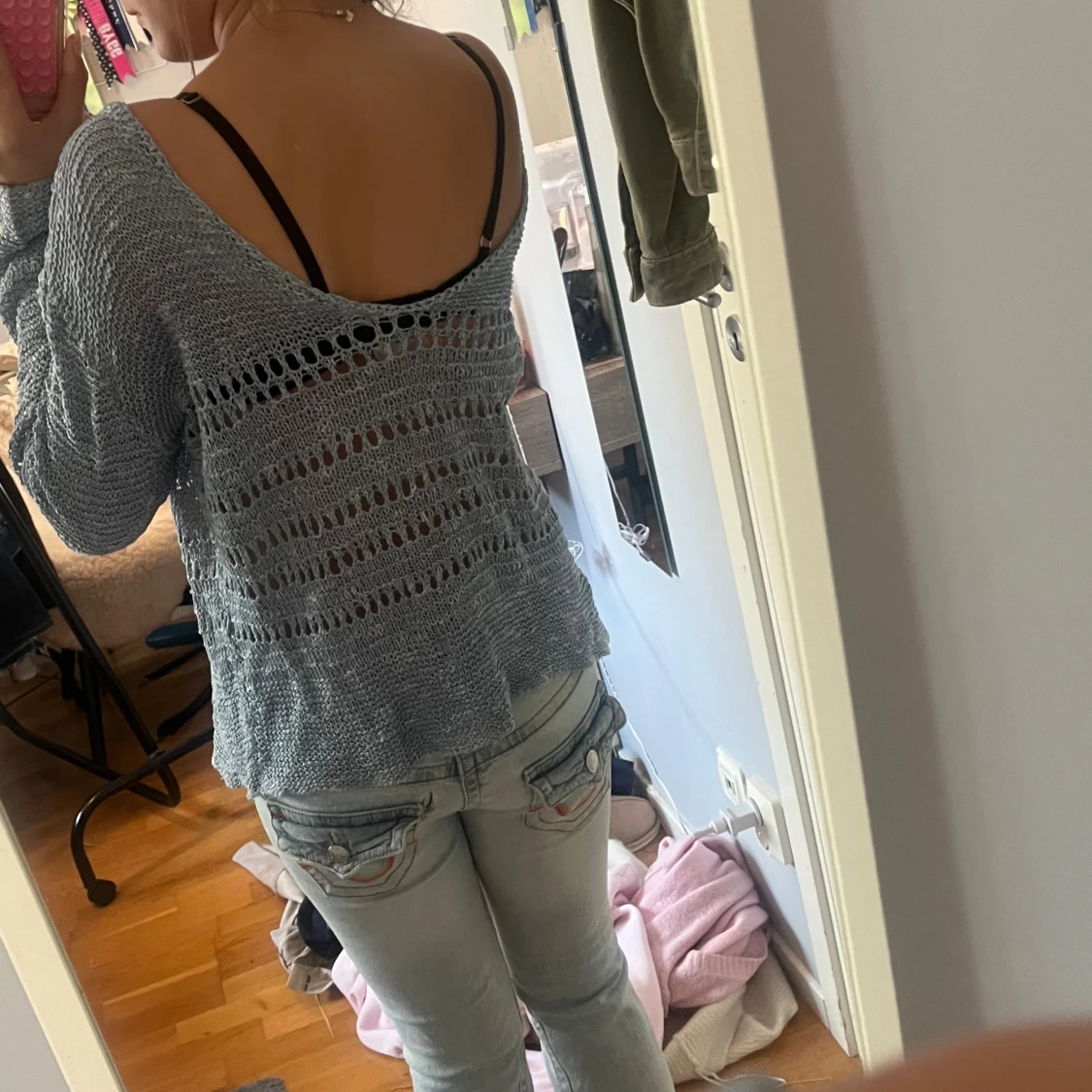 Ljusgrå stickad offshoulder-tröja - 3