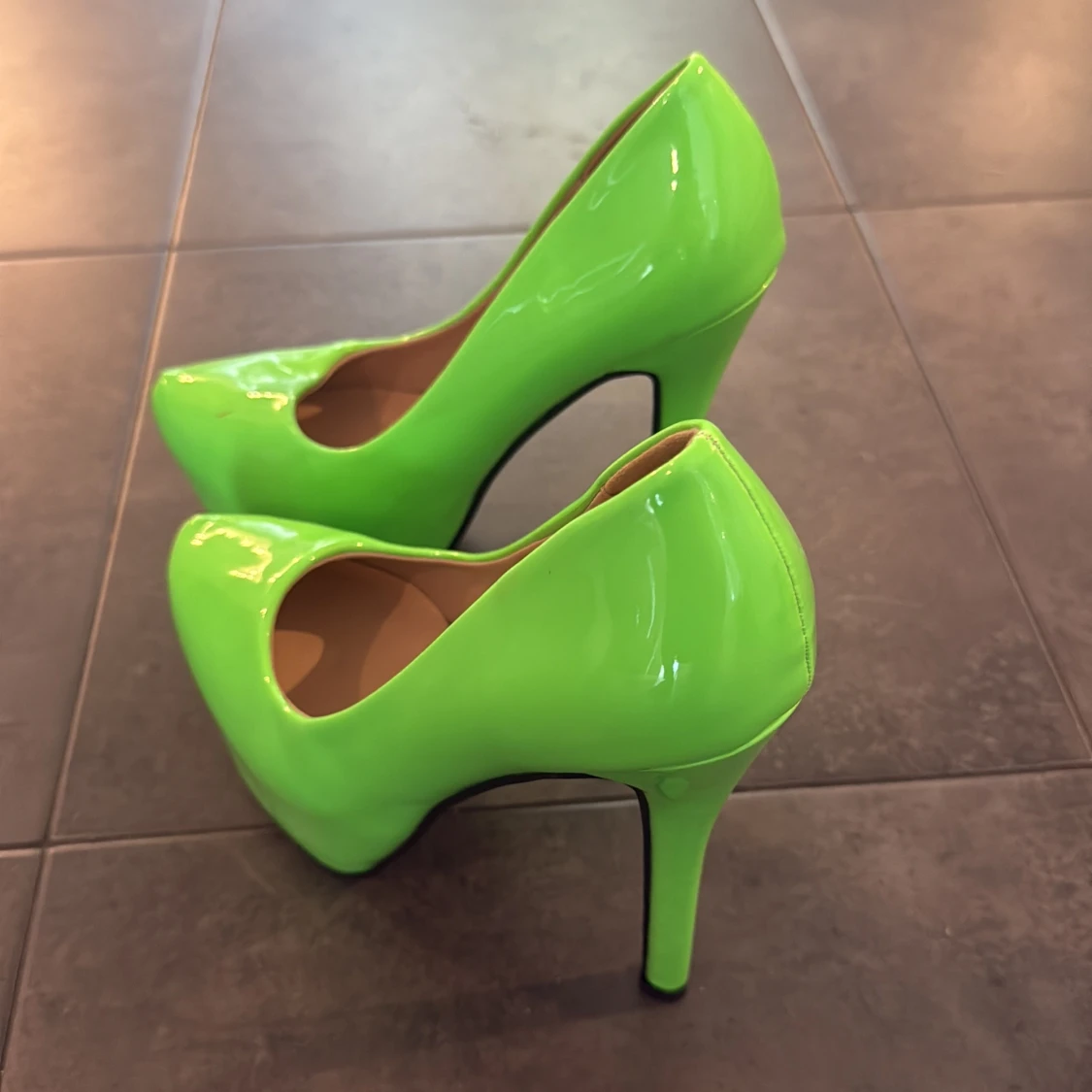 Neongröna platåpumps med 14cm hög klack - 4