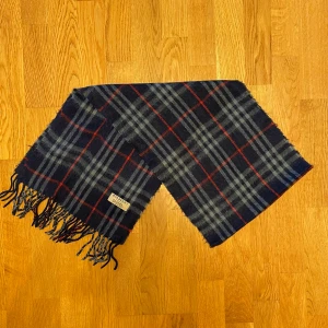 Mörkblå Burberry halsduk i kashmir - Säljer en mörkblå Burberry halsduk i kashmir tyg. Halsduken är i gott skick. Var inte rädd för frågor.