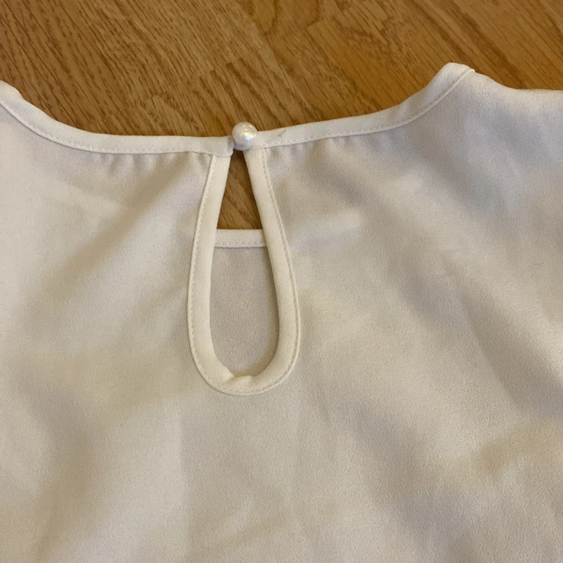 Vit blus med volangdetaljer - 1