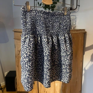 Mörkblå kjol - Mörkblå blommig kjol från shein 