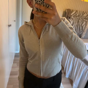 Beige tröja med dragkedja och luva - Snygg beige tröja med dragkedja framtill och huva med snörning. Från Gina Young så strl 146/152 men passar även XS. Är croppad och har långa ärmar.  Perfekt för en chill och avslappnad look. Aldrig använd, fick den i present med passade inte min stil.