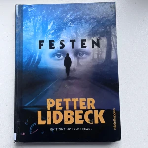 Festen - En spännande deckare om en fest som slutar i tragedi. När Sebastian blir påkörd efter festen tror alla att det är en olycka, men Signe anar att något inte stämmer. Första delen i en ny serie om Signe Holm – perfekt för dig som gillar mysterier och spänning!