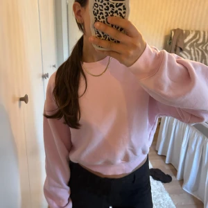 Ljusrosa croppad sweatshirt Bik Bok - Superfin ljusrosa croppad sweatshirt från Bik Bok. Använd endast 1 gång så nyskick. Mjuk och mysig på insidan.