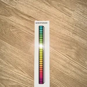 D08-RGB Pickup Lamp lampa  - Färgglad RGB-ljusstapel med röststyrning och brusfiltrering. Perfekt för bil, fest eller utomhusaktiviteter. Multi-mode färger, USB-laddning, enkel montering med 3M-tejp. Oöppnad förpackning, komplett med tillbehör och manual.